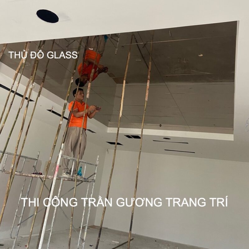 Thi công trần gương trang trí phòng khách nhà biệt thự Thanh Trì Hà Nội